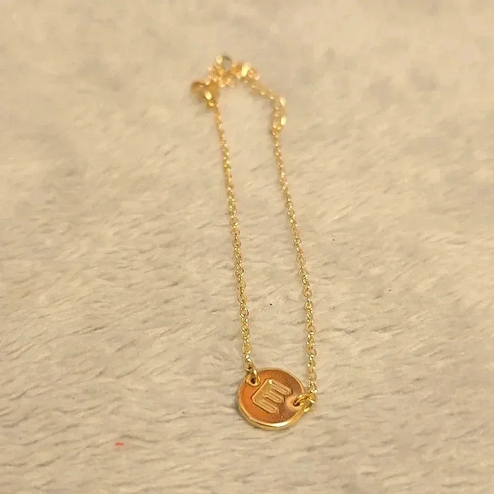 #340 Gold tone bracelet with letter E - Picture 2 of 3